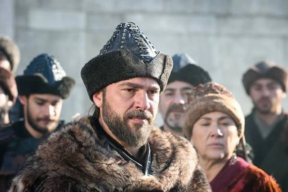 هل يعتزل “أرطغرل” التمثيل؟ شوهد يمشي على عكازين، وانسحب بشكل مفاجئ من مسلسل “بربروس”