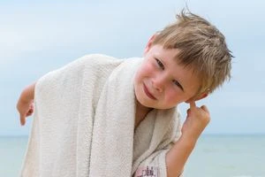 كي لا تصاب بـ”أذن السباح”.. إليك الطريقة الصحيحة لإخراج الماء من أذنيك بعد الاستحمام أو السباحة