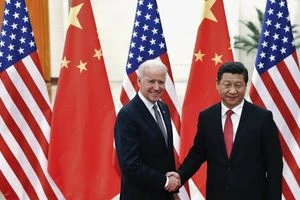 بايدن يدرس إلغاء رسوم فرضها ترامب على منتجات صينية.. يريد “إرضاء بكين” لمواجهة التضخم بالبلاد