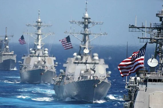 فيديو لمواجهة بين البحرية الأمريكية والحرس الثوري بمضيق هرمز.. واشنطن وصفته بالحادث “غير الآمن”