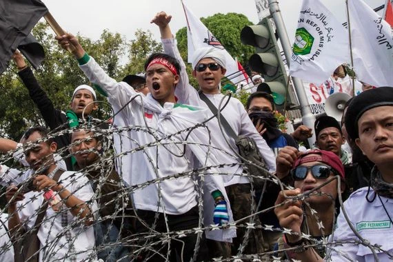 إعلان للكحول يشعل غضب مسلمين بإندونيسيا.. اتهامات لسلسلة ملاهٍ بالإساءة للنبي محمد والسيدة مريم