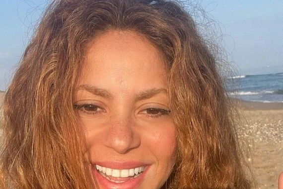 صور مسرَّبة لشاكيرا رفقة شاب وسيم.. ظهرا وهما يمارسان ركوب الأمواج