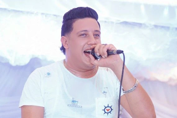 صورة لحمو بيكا يقف حافي القدمين على الرمال: “الشغل مش عيب”