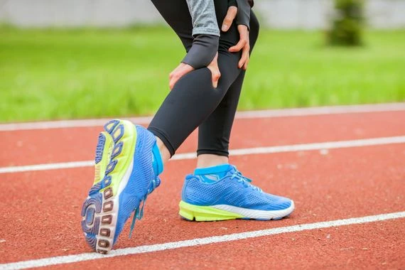 مؤلمة وقد تباغتك أثناء النوم أو أداء التمارين… أسباب تشنجات العضلات وطرق علاجها