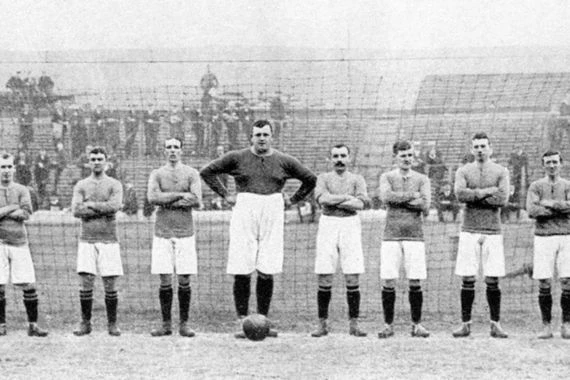 كان يضرب اللاعبين، ووزنه تجاوز 150 كغ.. “وليام فولك” حارس تشيلسي الذي استُحدثت فكرة “جامعي الكرات” بسببه!