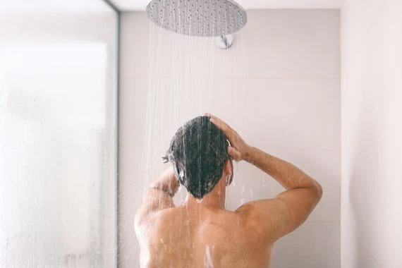 إذا كنت معتاداً الاستحمام يومياً فقد تصاب بالجفاف.. 3 طرق لتحافظ بها على بشرتك
