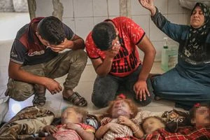 فيديو مؤثر لأب يودع أطفاله الأربعة! قصف روسي يفجع عائلة سورية ويودي بحياة 7 مدنيين