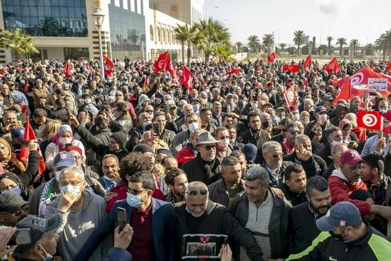الشرطة التونسية تقمع مظاهرة حاولت الوصول لوزارة الداخلية! المتظاهرون أرادوا الاحتجاج ضد الدستور
