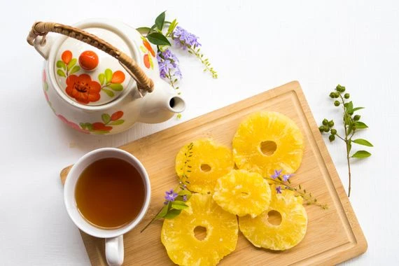 يساعد على الحرق ويعالج مشاكل الهضم والمعدة.. فوائد شاي الأناناس واستخداماته الصحية