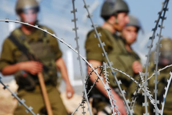 فيديو لجندي إسرائيلي يسقط فيتخلى عنه زملاؤه الفارون.. هروب جماعي لجنود الاحتلال من حجارة الفلسطينيين
