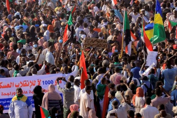 قوى سودانية توقّع “إعلاناً سياسياً” جديداً.. اتفقت على فترة انتقالية تستمر 30 شهراً بمشاركة الجيش