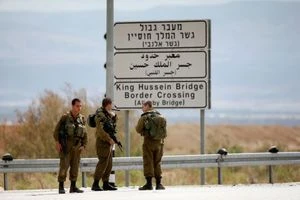 زار الضفة للإصلاح بين عائلتين.. إسرائيل تمنع دخول وزير أردني سابق إلى الأراضي المحتلة