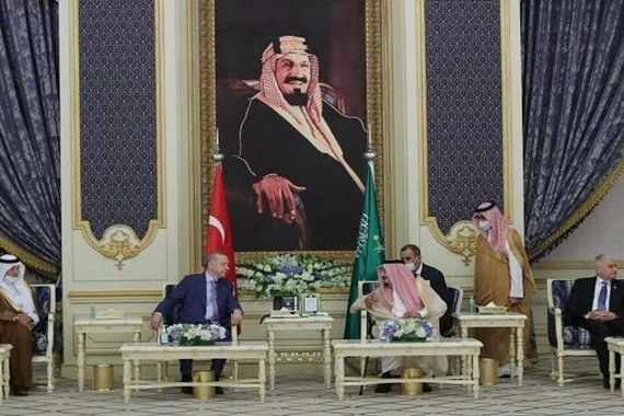 أردوغان يلتقي الملك سلمان في أول زيارة للسعودية منذ خمس سنوات
