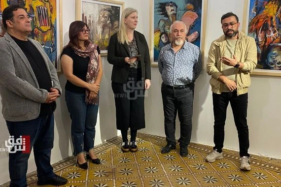 في اربيل.. فنان تشكيلي كوردي يدين الحروب والتلوث البيئي عبر اللوحات (صور)