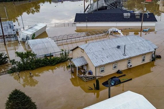 أسوأ فيضانات العصر.. سكان ولاية أمريكية على الأسطح ينتظرون الإغاثة