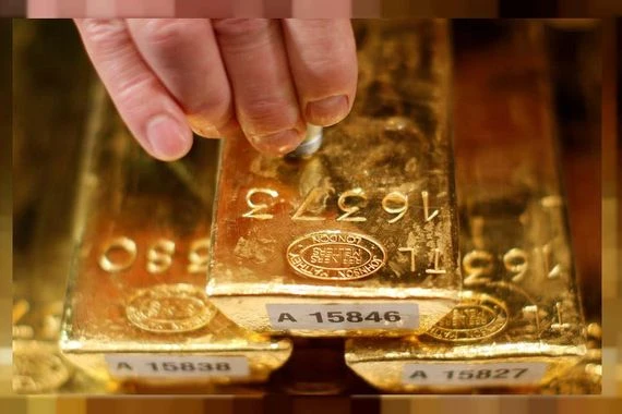 الذهب يهبط لأدنى مستوى في عامين ونصف مع ارتفاع الدولار
