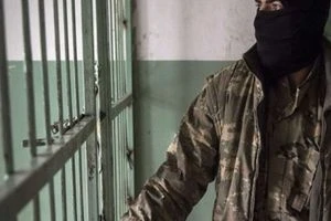 أنباء عن هروب "دواعش" من سجن الرقة المركزي