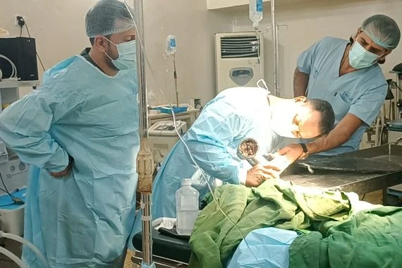 واسط.. الدفاع المدني يتمكن من انقاذ طفل علقت يده داخل "مثرامة لحم" (صور)