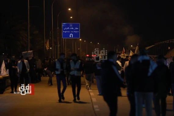 عشية الذكرى الثالثة.. المئات من أنصار الحشد يحيون ذكرى اغتيال المهندس وسليماني قرب مطار بغداد (صور)