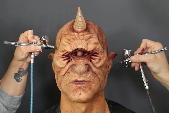 "رامز اجنبي".. التعليقات تنهال على فنان امريكي للاشتباه ببرنامج المقالب الرمضاني