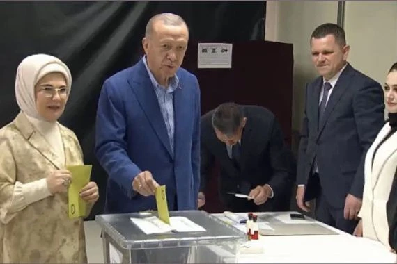 أردوغان يناشد الناخبين قبل ساعات على انتهاء عملية الاقتراع