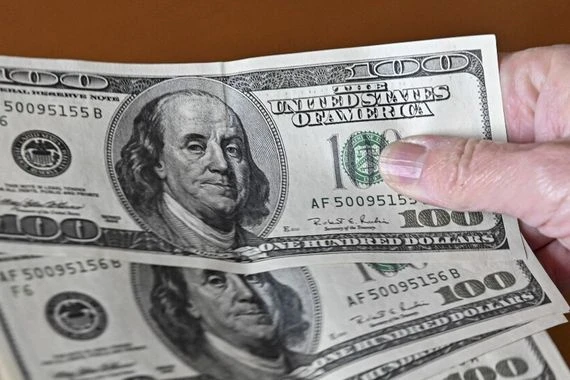 الدولار الامريكي يتراجع بنطاق واسع عالمياً