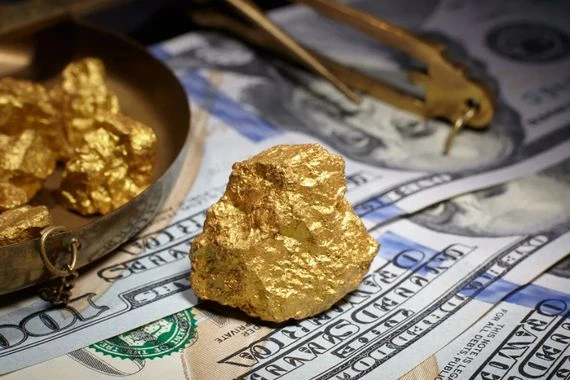 عالمياً.. الذهب يرتفع مع هبوط الدولار