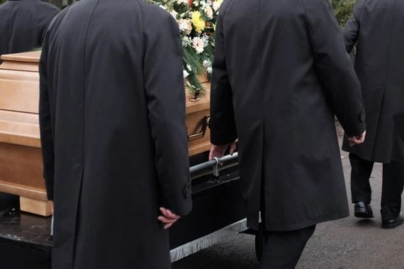 أهلاً بكم في جنازتي.. رجل يزيّف موته لكشف حب اقربائه: اردت تلقينهم درساً