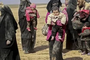 هروب نساء من مخيم "الهول" جراء المواجهات المسلحة بين "قسد" والعشائر العربية