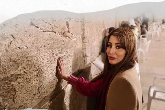 تقرير عبري: ملكة جمال العراق السابقة تدافع عن الصهيونية