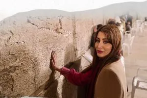 تقرير عبري: ملكة جمال العراق السابقة تدافع عن "الصهيونية"