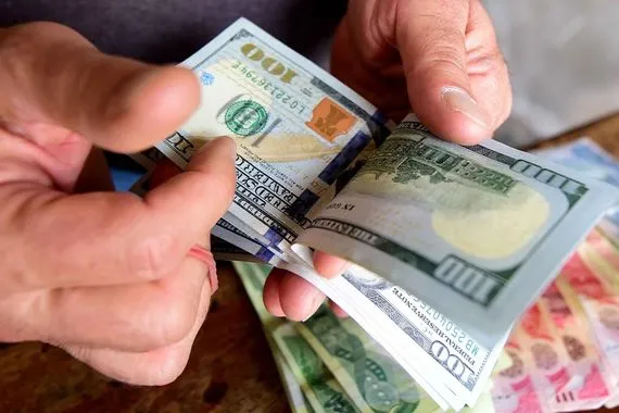 أسعار الدولار تتراجع مع الإغلاق في بغداد وأربيل