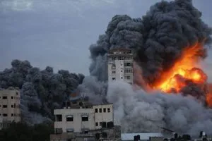 عشرات القتلى والجرحى في غارات إسرائيلية عنيفة على قطاع غزة