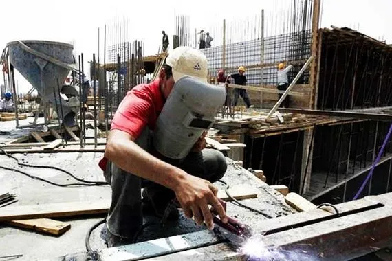 امتيازات "تكاد تفوق" القطاع العام.. ماذا تعرف عن قانون التقاعد والضمان الاجتماعي للعمال؟