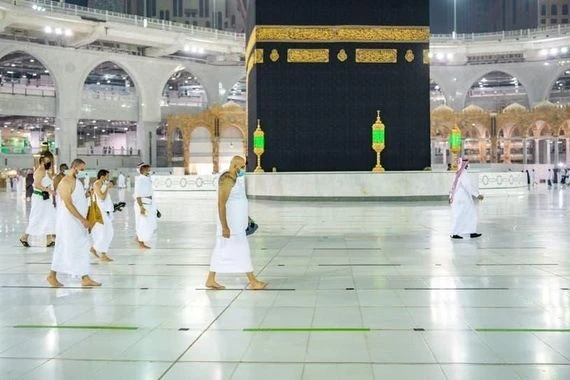 السعودية للمعتمرين: اتركوا التصوير وتفرّغوا للعبادة داخل الحرم