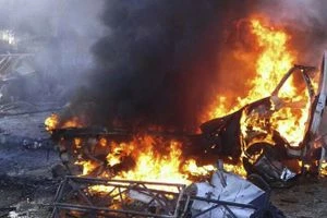 مقتل 11 عسكريا ومدنيا وإصابة آخرين بتفجير استهدف حافلة بريف الرقة في سوريا