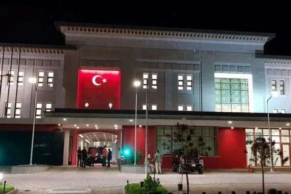 السفارة التركية ببغداد تنكس علم بلادها حزنا على شهداء قصفها بالعراق وتتهم PKK بالاعتداء (صورة)