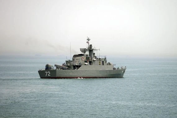 قائد البحرية الإيرانية يكشف مزايا انضمام سفينة سليماني إلى قواته