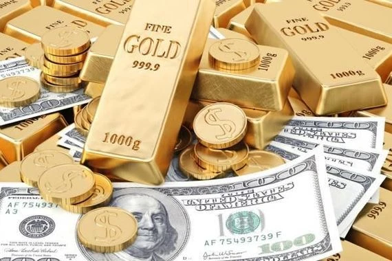 الدولار يقود الذهب لأدنى مستوى في عامين