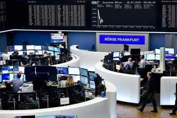الأسهم الأوروبية تغلق على تراجع بنحو 2.3%
