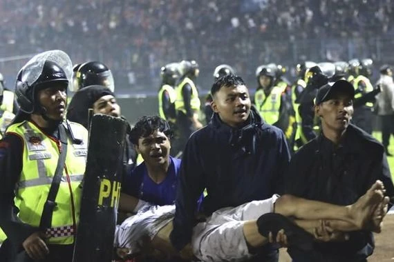الفيفا يطلب التحقيق بفاجعة ملعب إندونيسيا
