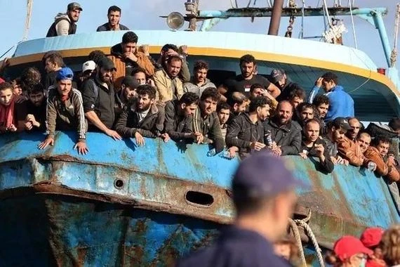 اليونان تنقذ زورقاً مكتظاً بمئات المهاجرين غير الشرعيين
