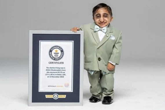 بطول 65.24 سم.. أفشين غادر زاده أقصر رجل في العالم