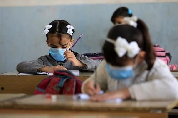يشبه متحور أوميكرون.. الصحة تحذر من فيروس ينتشر بين أطفال وتلاميذ مدراس العراق