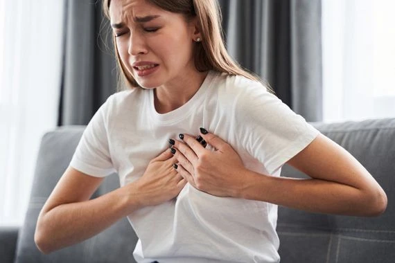 النوبة القلبية.. أعراض شائعة عند النساء تنذر بالخطر مسبقا