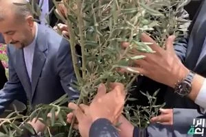 بالفيديو.. وزير الخارجية الإيراني يغرس شتلة على الحدود بين لبنان وفلسطين قرب الأراضي المحتلة