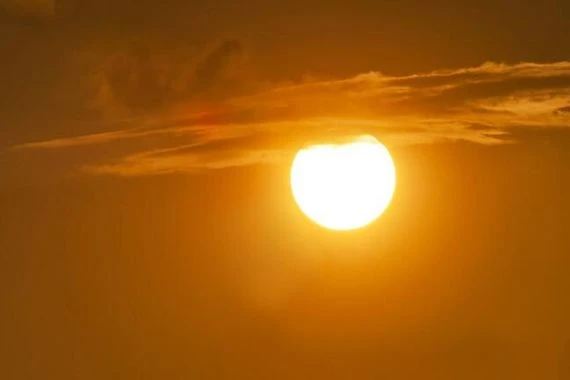 بقعة شمسية بحجم أربعة أضعاف حجم الأرض يمكن رؤيتها بالعين المجردة من الأرض