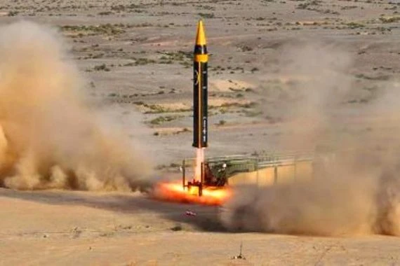 إيران تزيح الستار عن أحدث الصواريخ البالستية وتطلق عليه خيبر
