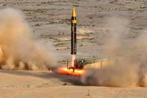 إيران تزيح الستار عن أحدث الصواريخ البالستية وتطلق عليه "خيبر"