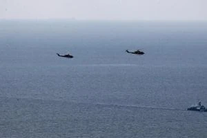 البحرية الأمريكية تعلن تعرض سفينة تجارية لمضايقات من زوارق إيرانية